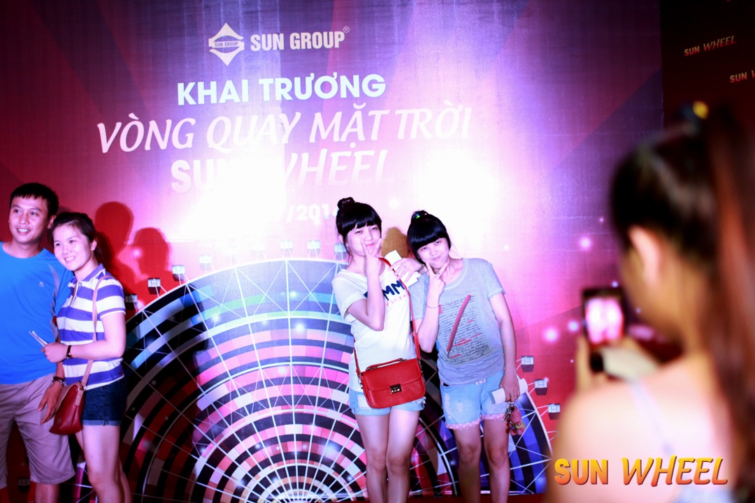 Đà Nẵng rực rỡ trong đêm khai trương "Vòng quay Mặt Trời - Sun Wheel" - 12 “Vòng quay Mặt Trời – Sun Wheel” thu hút mọi lứa tuổi