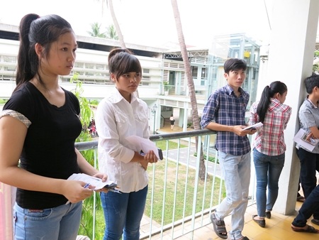 Càng sát giờ G, thí sinh càng hồi hộp, không khí trường thi càng im ắng.