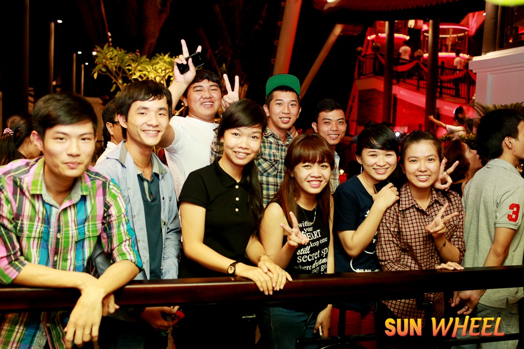 Đà Nẵng rực rỡ trong đêm khai trương "Vòng quay Mặt Trời - Sun Wheel" - 8 Những vị khách đầu tiên náo nức trải nghiệm Vòng quay Mặt trời - Sun Wheel