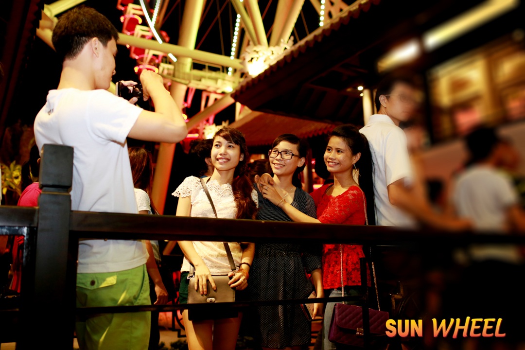 Đà Nẵng rực rỡ trong đêm khai trương "Vòng quay Mặt Trời - Sun Wheel" - 9 Những vị khách đầu tiên náo nức trải nghiệm Vòng quay Mặt trời - Sun Wheel