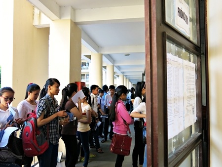 Đợi giám thị gọi tên vào phòng thi, càng đến giờ G, nét mặt sĩ tử càng hồi hộp. (Ảnh: Khánh Hiền)