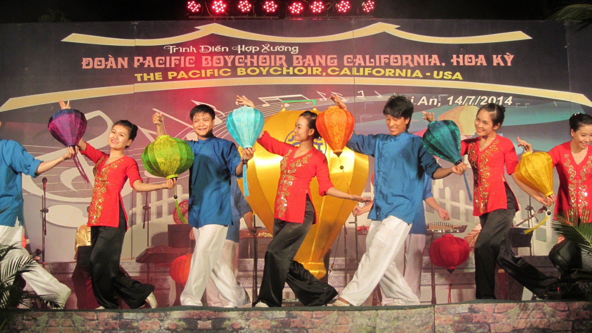 PBA trong màn trình diễn giao lưu với các nghệ sỹ địa phương tại phố cổ Hội An (Quảng Nam) tối 14/7