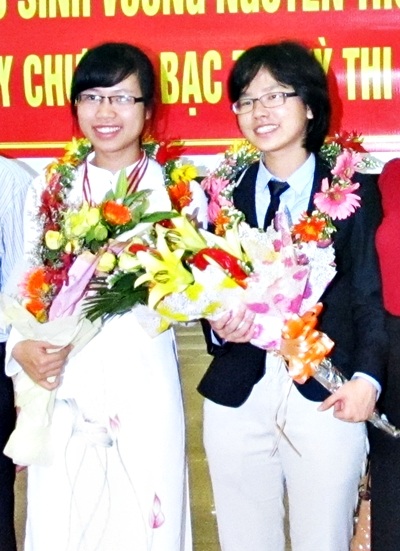 Đà Nẵng đón hai nữ sinh đoạt huy chương Bạc Olympic quốc tế - 2 Đà Nẵng đón hai nữ sinh đoạt huy chương Bạc Olympic quốc tế