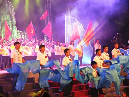 Những màn trình diễn với lòng tự hào về Tổ quốc của các kiều bào trẻ.