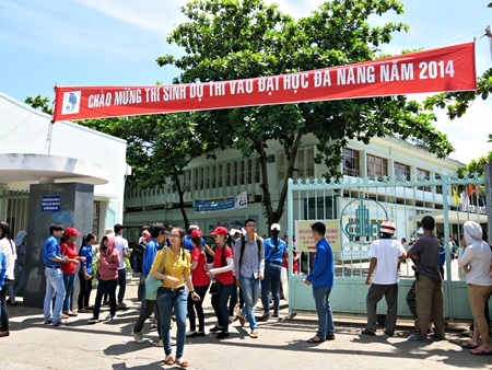 Thí sinh dự thi khối B tại Đà Nẵng vừa thi xong môn Toán.