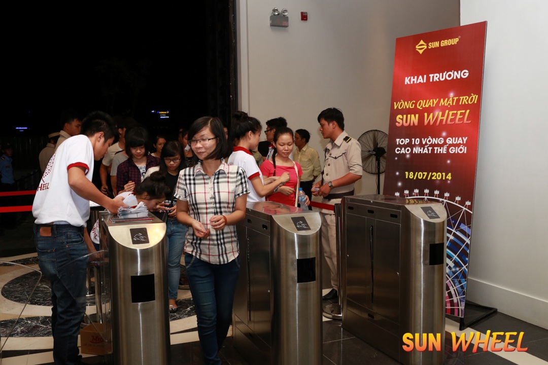 Đà Nẵng rực rỡ trong đêm khai trương "Vòng quay Mặt Trời - Sun Wheel" - 7 Những vị khách đầu tiên náo nức trải nghiệm Vòng quay Mặt trời - Sun Wheel