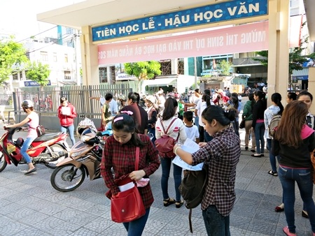 Thí sinh đến phòng thi sớm.