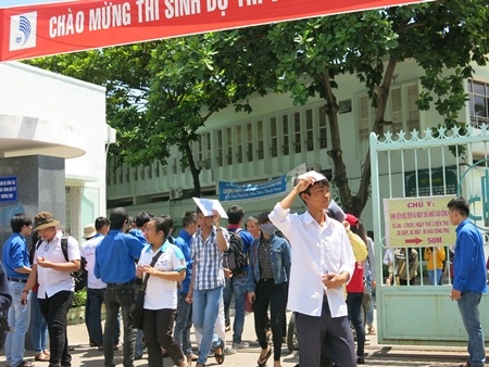 Phát hiện thí sinh giả trốn trong nhà vệ sinh