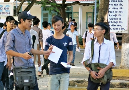 Thí sinh trao đổi sôi nổi sau buổi thi môn Hóa. (Ảnh: Khánh Hiền)