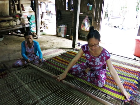 Du khách tham quan làng Triêm Tây