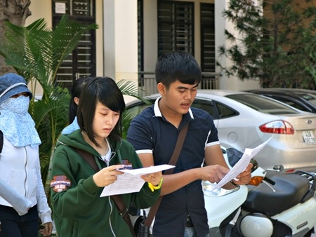 Thí sinh cùng xem lại bài nháp sau buổi thi môn Tiếng Anh.