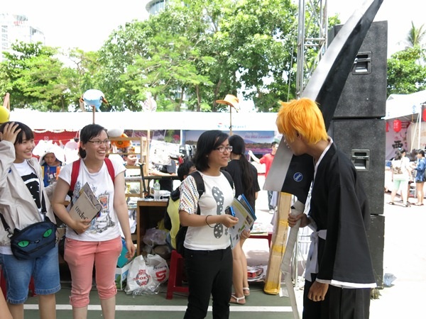 Không khí các gian hàng ẩm thực Việt - Nhật sôi động trong ngày khai mạc 