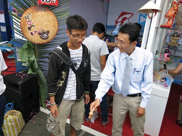 Người dân và du khách hào hứng với các trò chơi dân gian Việt - Nhật tại lễ hội