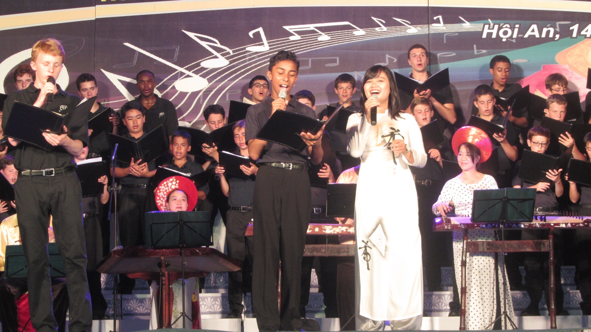 PBA trong màn trình diễn giao lưu với các nghệ sỹ địa phương tại phố cổ Hội An (Quảng Nam) tối 14/7