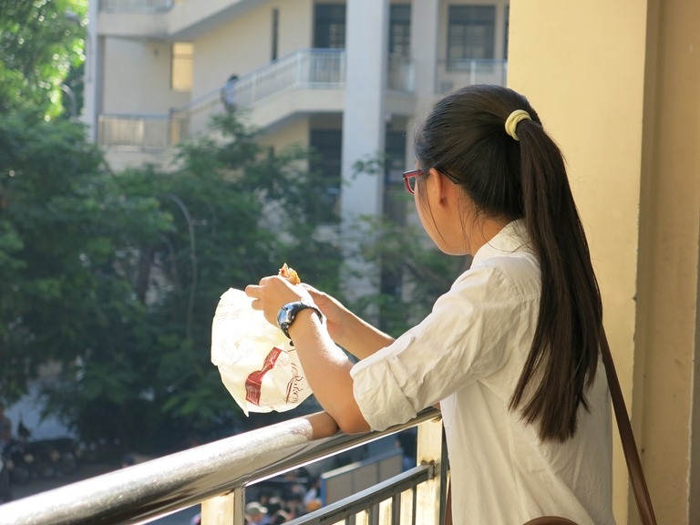 Nhiều thí sinh đến điểm trường làm thủ tục thi khi bữa sáng còn trên tay.