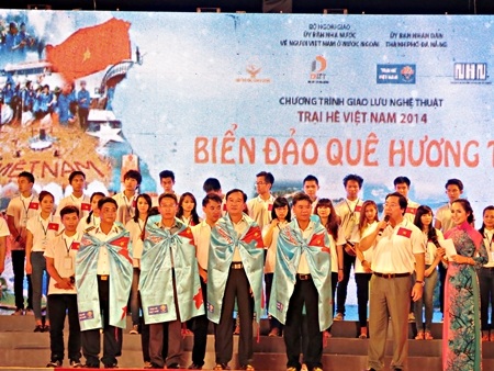 Những màn trình diễn với lòng tự hào về Tổ quốc của các kiều bào trẻ.