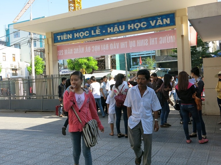 Nhiều phụ huynh đưa con vào tận bên trong trường thi. (Ảnh: Khánh Hiền)