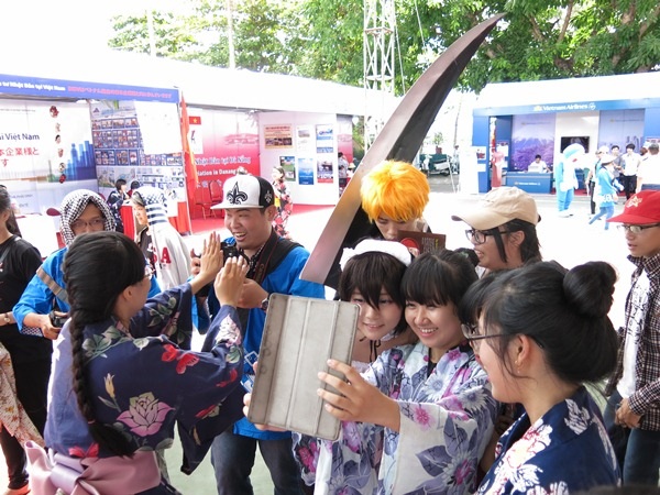 Không khí các gian hàng ẩm thực Việt - Nhật sôi động trong ngày khai mạc 