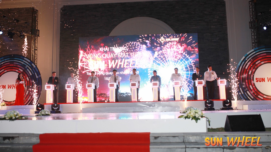 Đà Nẵng rực rỡ trong đêm khai trương "Vòng quay Mặt Trời - Sun Wheel" - 1 Các đại biểu ấn nút khởi động “Vòng quay Mặt Trời – Sun Wheel” trong đêm khai trương