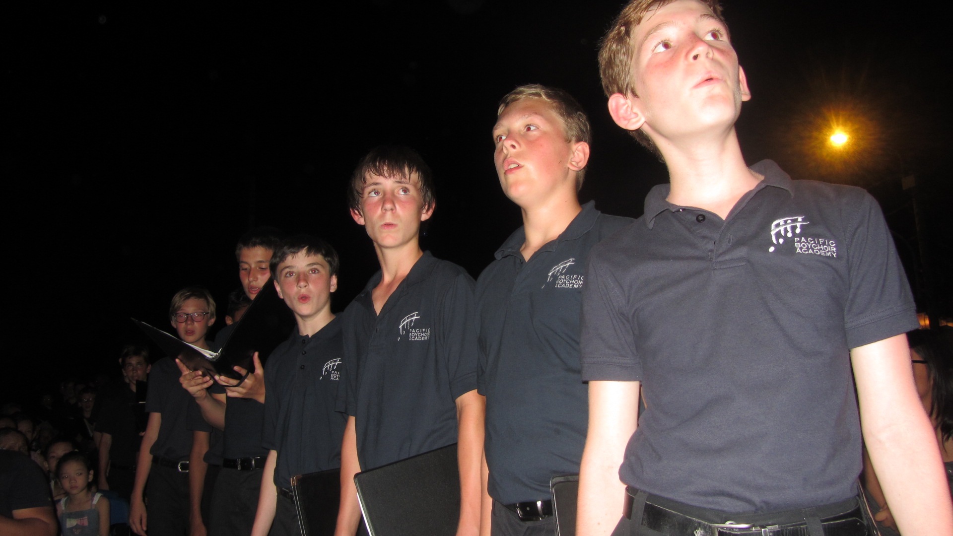 PBA trong màn trình diễn giao lưu với các nghệ sỹ địa phương tại phố cổ Hội An (Quảng Nam) tối 14/7