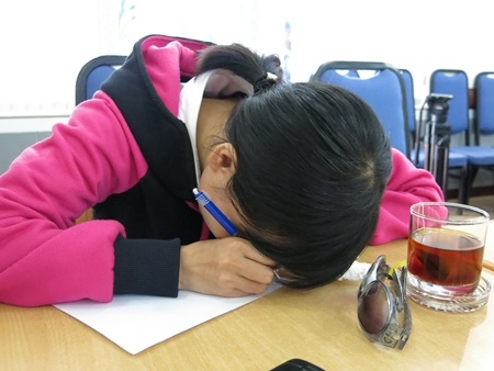 Hầu như không nhìn thấy gì, việc học của Thủy rất khó khăn.