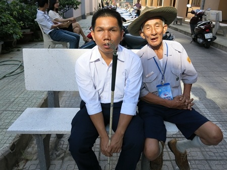 Ngoài 70 tuổi vẫn nhiệt tình tiếp sức mùa thi