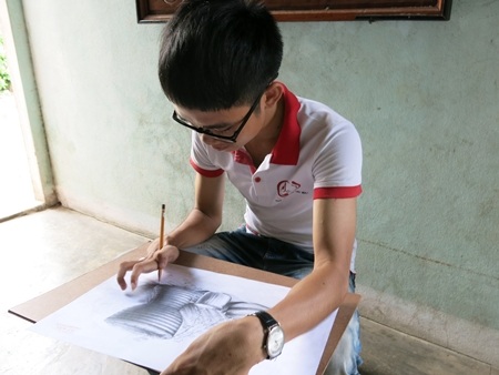 Vẽ với hai ngón tay, vẫn đỗ cao vào ngành Kiến trúc