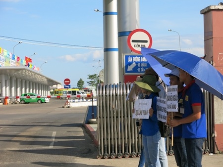 Bất kể nắng nóng gay gắt, các tình nguyện viên vẫn đứng ngay cổng đón đợi