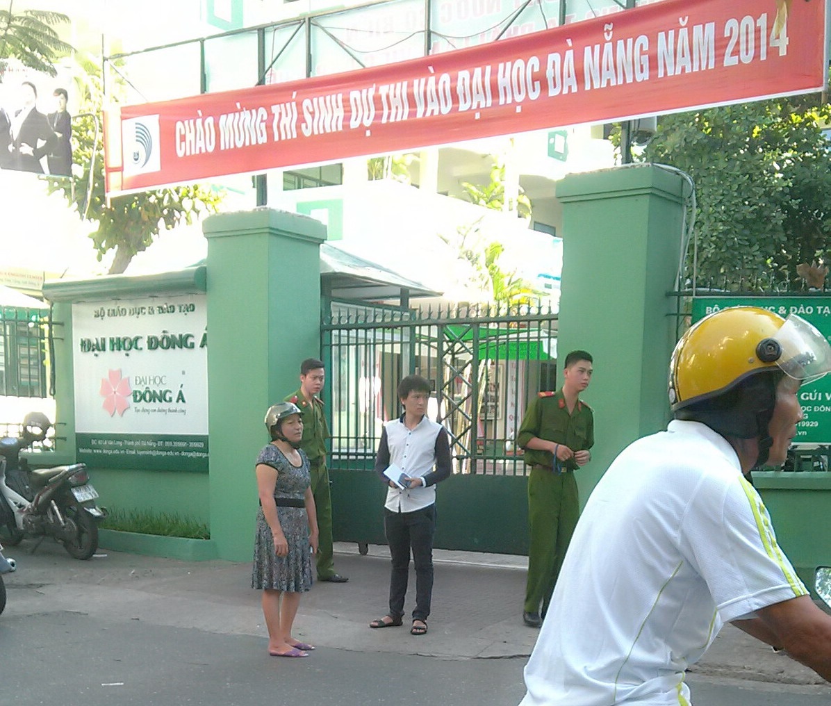Đi muộn, một thí sinh lỡ cả kỳ thi - 1 TS Nguyễn Anh Dũng và mẹ buồn rầu nơi cổng trường vì lỡ cả kỳ thi. (Ảnh: Khánh Hiền)