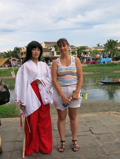 Du khách lưu niệm với trang phục truyền thống Nhật trong lễ hội ở Hội An