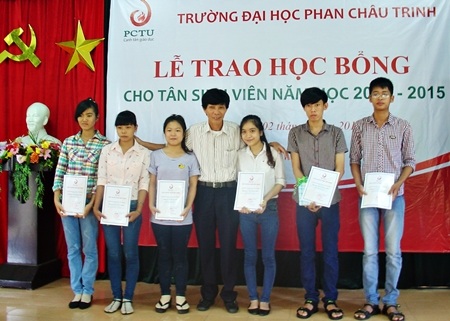Lễ trao học bổng Phan Châu Trinh và học bổng Nguyễn Thị Bình vừa diễn ra tại Hội An sáng 2/8.