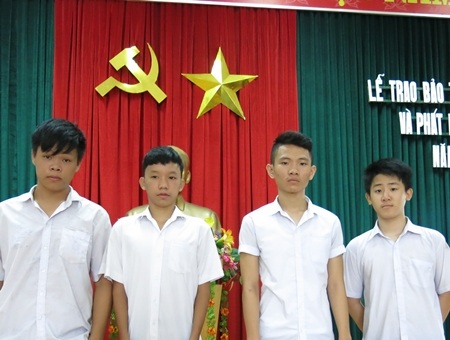 Các em học sinh nhận nhận học bổng của Hội Khuyến học Quận Hải Châu (Đà Nẵng) ngày 5/8.