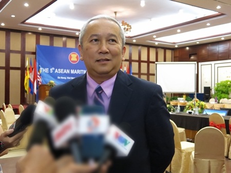 Các đại biểu thảo luận bên lề Diễn đàn 