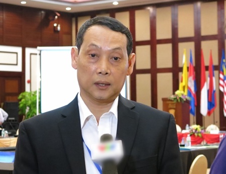 Các đại biểu thảo luận bên lề Diễn đàn 