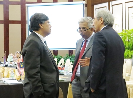 Các đại biểu thảo luận bên lề Diễn đàn 