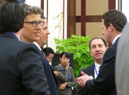 Các đại biểu trao đổi bên lề trước phiên khai mạc EAMF - 3