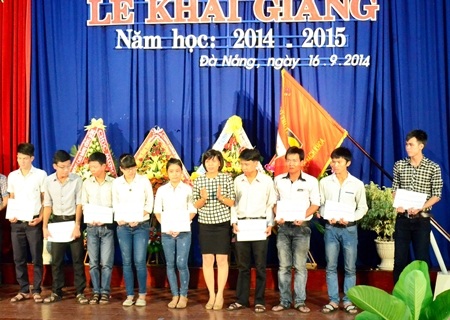 ĐH Bách khoa Đà Nẵng: Trao học bổng đến sinh viên hoàn cảnh khó khăn