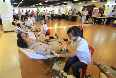 Nhiều du khách đến Bà Nà (Đà Nẵng) trong ngày 9/9 nhiệt tình tham gia hiến máu nhân đạo
