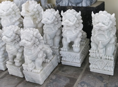 Hàng mẫu linh vật ngoại lai chế tác sẵn còn tồn đọng rất nhiều ở làng đá Non Nước