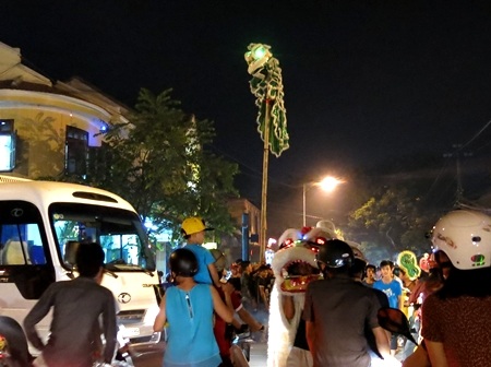 Người xe vây kín một màn biểu diễn múa lân ngoạn mục ngay giữ đường phố 