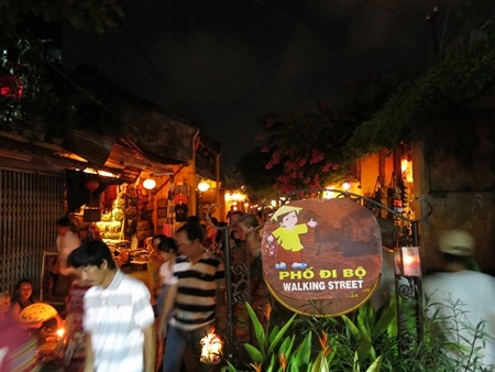 Phố đi bộ càng về đêm càng đông