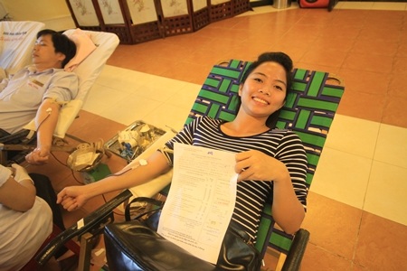 Du khách Lê Thị Quýt chia sẻ cảm thấy vui lòng khi tham gia hoạt động nhân đạo này