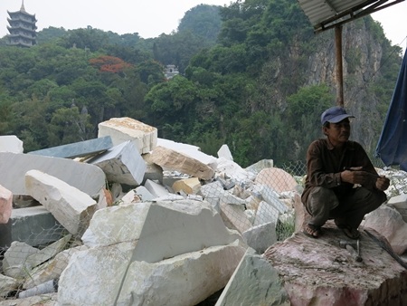 Hàng mẫu linh vật ngoại lai chế tác sẵn còn tồn đọng rất nhiều ở làng đá Non Nước