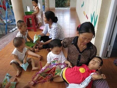 Bé Nhân Hậu trong tấm áo mới - quà Tết Trung thu của bé