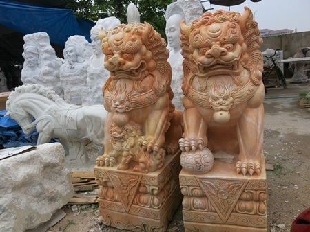 Hàng mẫu linh vật ngoại lai chế tác sẵn còn tồn đọng rất nhiều ở làng đá Non Nước