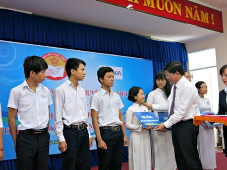 Hội Khuyến học TP Đà Nẵng đọn nhận Huân chương Lao động hạng Nhì do Chủ tịch nước trao tặng.