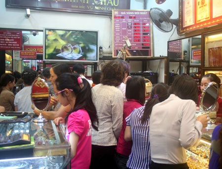 “Ôm” tiền tỷ đi mua vàng giá cao - 3