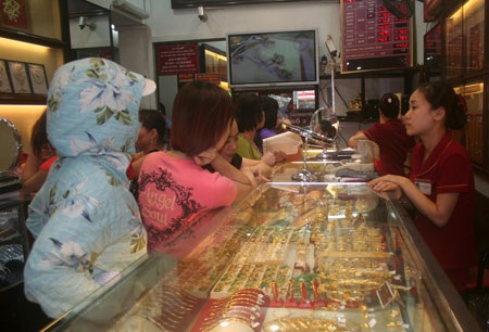 “Ôm” tiền tỷ đi mua vàng giá cao - 2