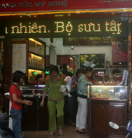 “Ôm” tiền tỷ đi mua vàng giá cao - 1