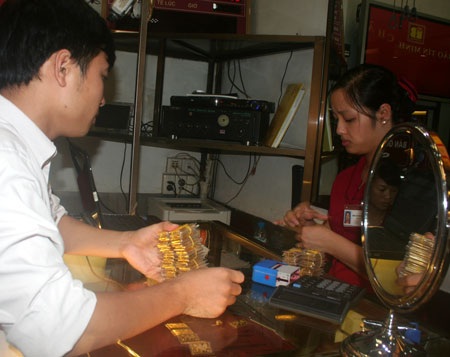 “Ôm” tiền tỷ đi mua vàng giá cao - 5